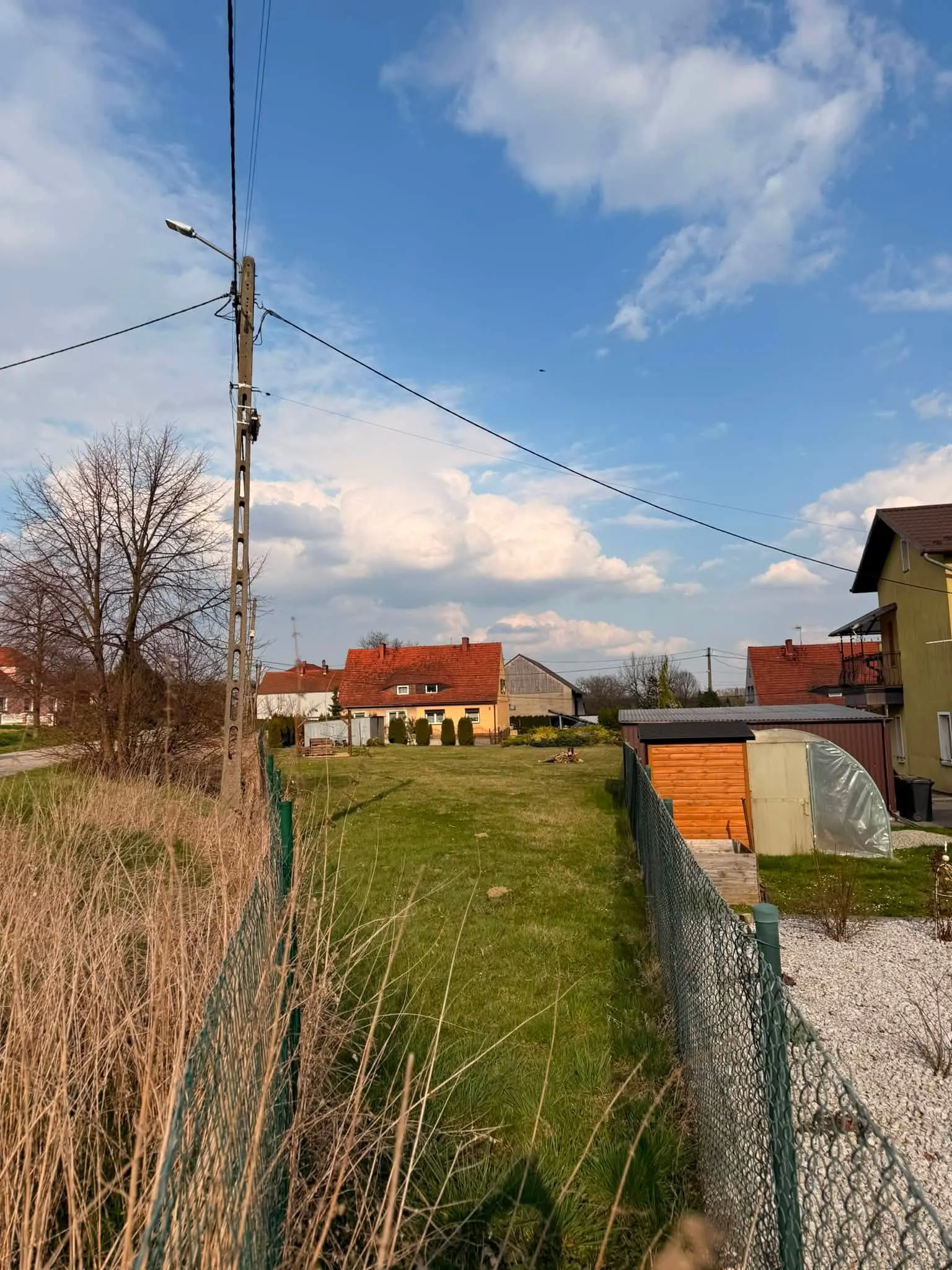 Działkę rolno-budowlaną 11 arów w Racławicach Śląskich. Wydane WZ