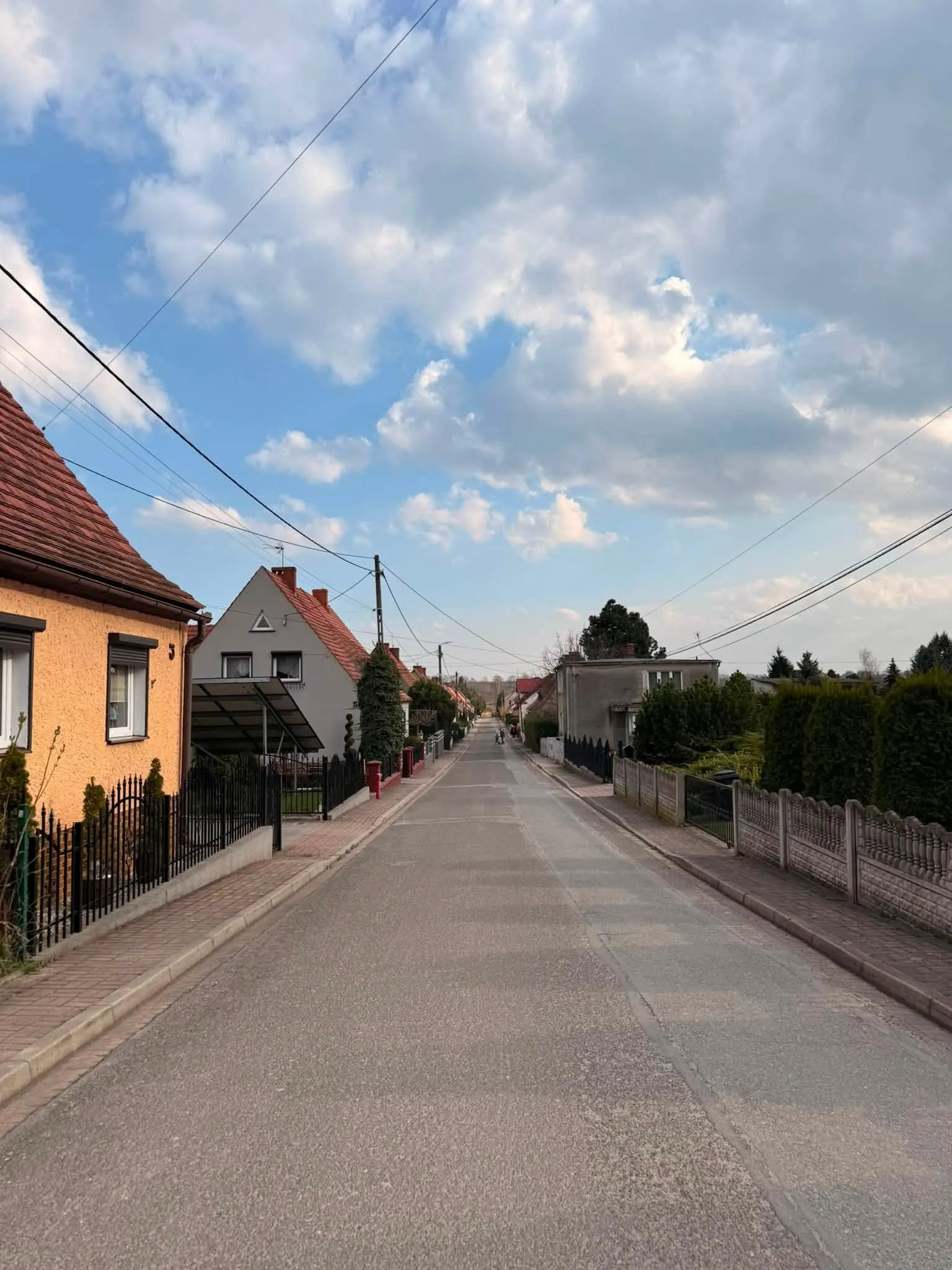 Działkę rolno-budowlaną 11 arów w Racławicach Śląskich. Wydane WZ