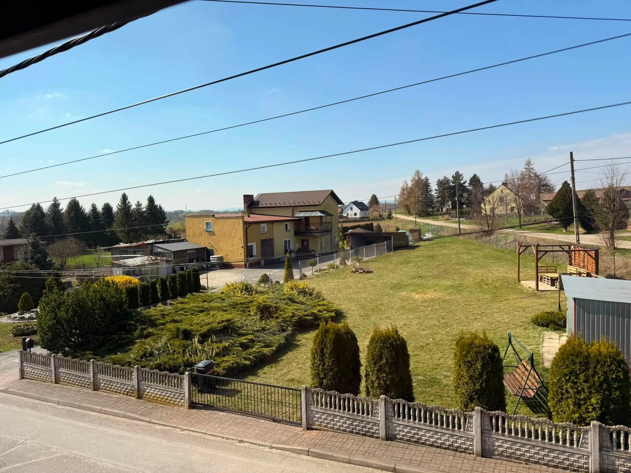 Działkę rolno-budowlaną 11 arów w Racławicach Śląskich. Wydane WZ