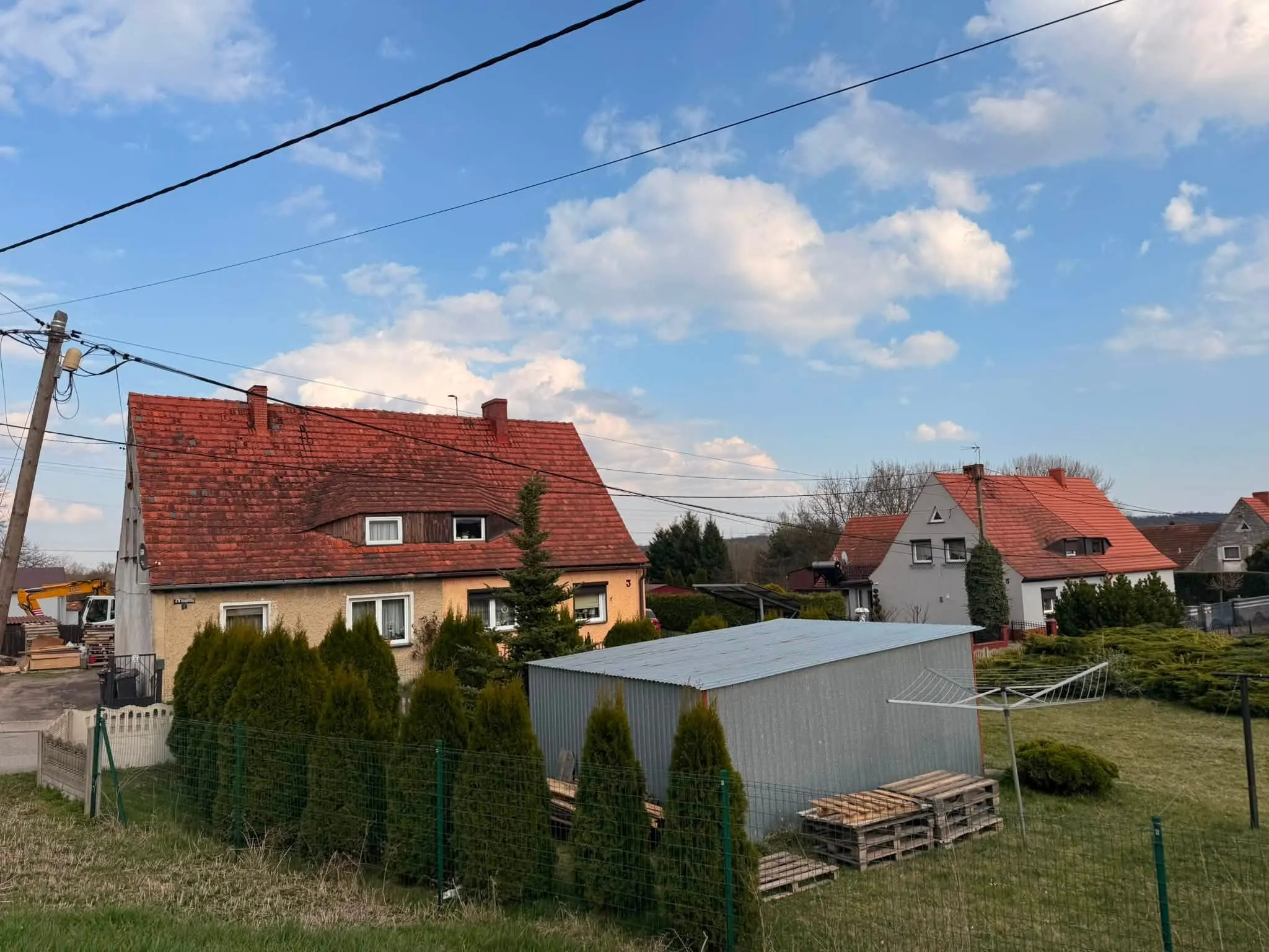 Działkę rolno-budowlaną 11 arów w Racławicach Śląskich. Wydane WZ