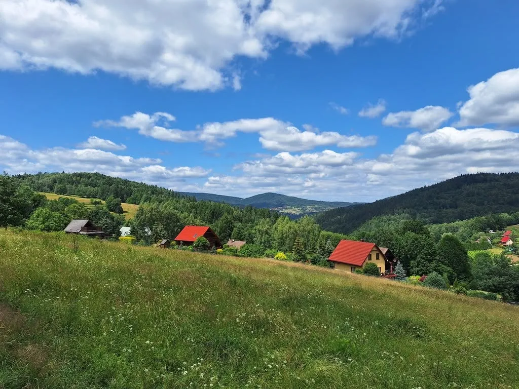 Na sprzedaż działka budowlana o powierzchni 2100 m², położona w malowniczej części Stryszawy – Szłapy (powiat suski, woj. małopolskie).