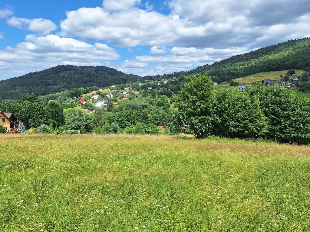 Na sprzedaż działka budowlana o powierzchni 2100 m², położona w malowniczej części Stryszawy – Szłapy (powiat suski, woj. małopolskie).
