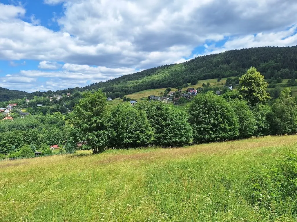 Na sprzedaż działka budowlana o powierzchni 2100 m², położona w malowniczej części Stryszawy – Szłapy (powiat suski, woj. małopolskie).