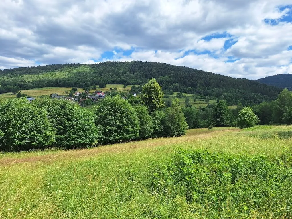 Na sprzedaż działka budowlana o powierzchni 2100 m², położona w malowniczej części Stryszawy – Szłapy (powiat suski, woj. małopolskie).