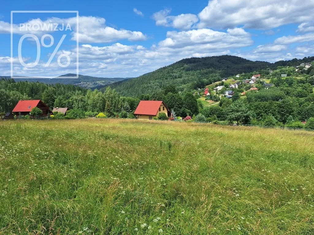 Na sprzedaż działka budowlana o powierzchni 2100 m², położona w malowniczej części Stryszawy – Szłapy (powiat suski, woj. małopolskie).