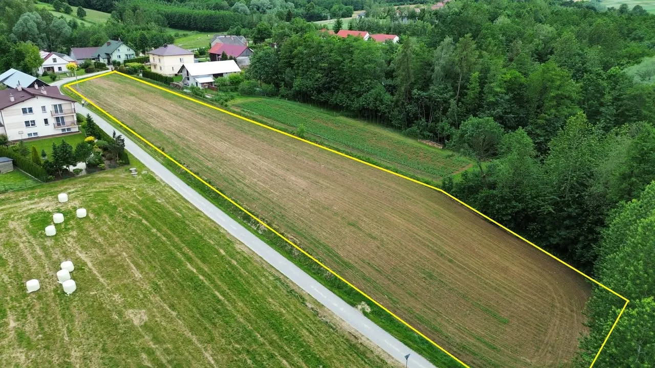 Pogórze Ciężkowickie - Działka budowlana 56 arów (5600 m2) – dwie drogi, media | możliwość podziału | rzeka